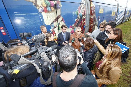 Foto de una rueda de prensa ante uno de nuestros tranvías