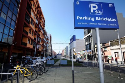 Foto del aparcamiento para bicicletas junto a la parada de la Avenida de La Trinidad