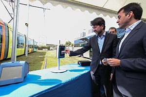 El presidente del Cabildo y el alcalde de Santa Cruz en la presentación oficial de la tarjeta sin contacto en la parada Intercambiador de Santa Cruz. 