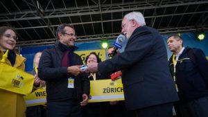 Andrés Muñoz de Dios, gerente de Metrotenerife, recibe de manos del director de transportes de Berlín el testigo para organizar la sexta edición del Campeonato Europeo de Conductores de Tranvías.