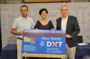 Responsables políticos y del transporte público colectivo presenta el Bono Tenerife DXT (Deporte). 