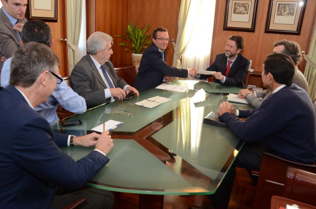 El presidente del Cabildo Insular de Tenerife y el representante de Tenemetro, junto a otras autoridades, rubrican la compraventa de acciones en una de las salas de la Corporación Insular