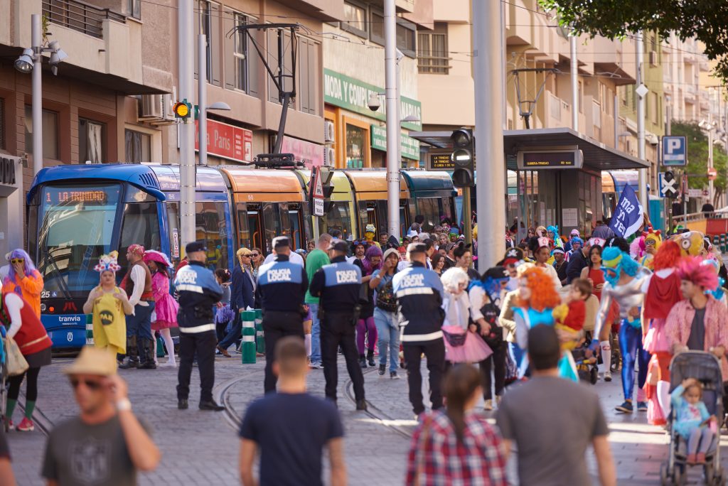 Plano general de la afluencia de usuarios a la parada La Paz durante el Carnaval de Día