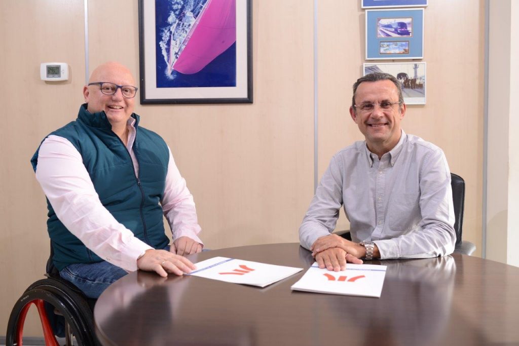 Andrés Muñoz de Dios y Carlos Correa rubrican el acuerdo de colaboración en las instalaciones de Metrotenerife