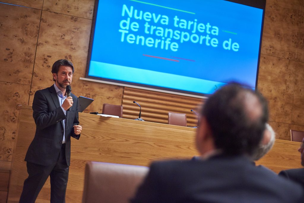 El presidente del Cabildo Insular y de Metrotenerife, Carlos Alonso, presenta la nueva tarjeta de transporte