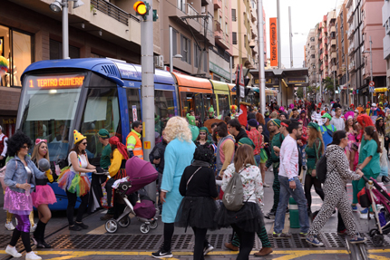 Plano general de la afluencia de usuarios en la parada Teatro Guimerá durante el Carnaval de Día.