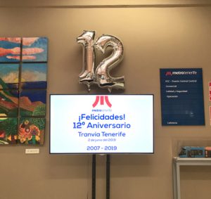 Pantalla con la proyección ‘¡Felicidades! 12º Aniversario. Tranvía de Tenerife’ en la recepción de Metrotenerife.