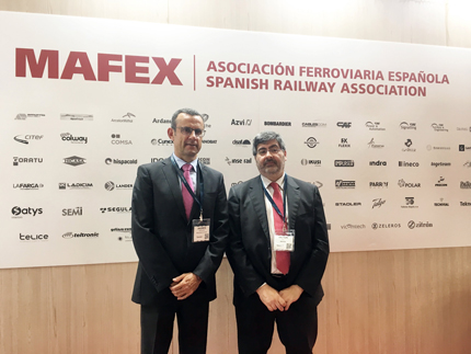 Andrés Muñoz de Dios y Víctor Ruiz Piñeiro, director-gerente de Metrotenerife y presidente de Mafex junto a la imagen institucional de esta asociación ferroviaria. 