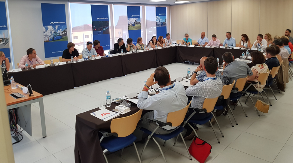 Plano general de la mesa de trabajo del encuentro de Direcciones Económicas y Financieras de Explotadores Ferroviarios Nacionales en una de las salas de Metrotenerife.
