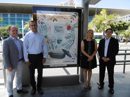Junto a la Universidad Europea de Canarias, Mutua de Accidentes de Canarias y Publiservic presentamos uno de los carteles de la campaña, en la parada Intercambiador de Santa Cruz.