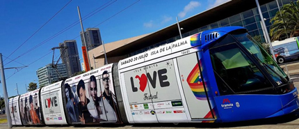 Tranvía rotulado con la imagen ‘Isla Bonita Love Festival’ en la parada Intercambiador de Santa Cruz.