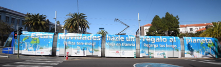 Tranvía rotulado con la campaña ‘Hazle un regalo al planeta. Viaja en tranvía’ circulando por la zona de la Universidad de La Laguna.