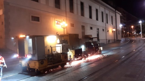 El Tranvía de Tenerife realiza trabajos de amolado de carriles