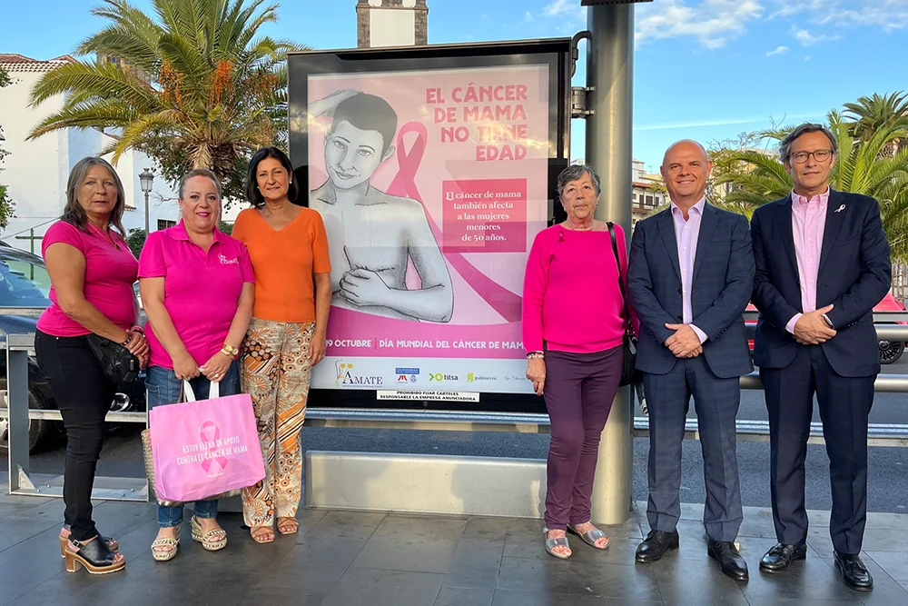 Foto con personalidades y la campaña de cáncer de mama