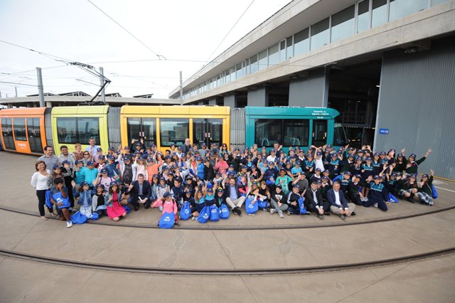 Imagen grupal de autoridades, profesores y alumnos de Leemos en el Tranvía en el exterior de Metropolitano