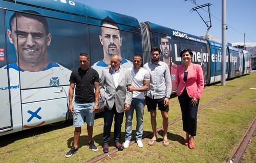 En el Intercambiador de Santa Cruz se presentó el tranvía rotulado con la campaña de abonos del Club Deportivo Tenerife