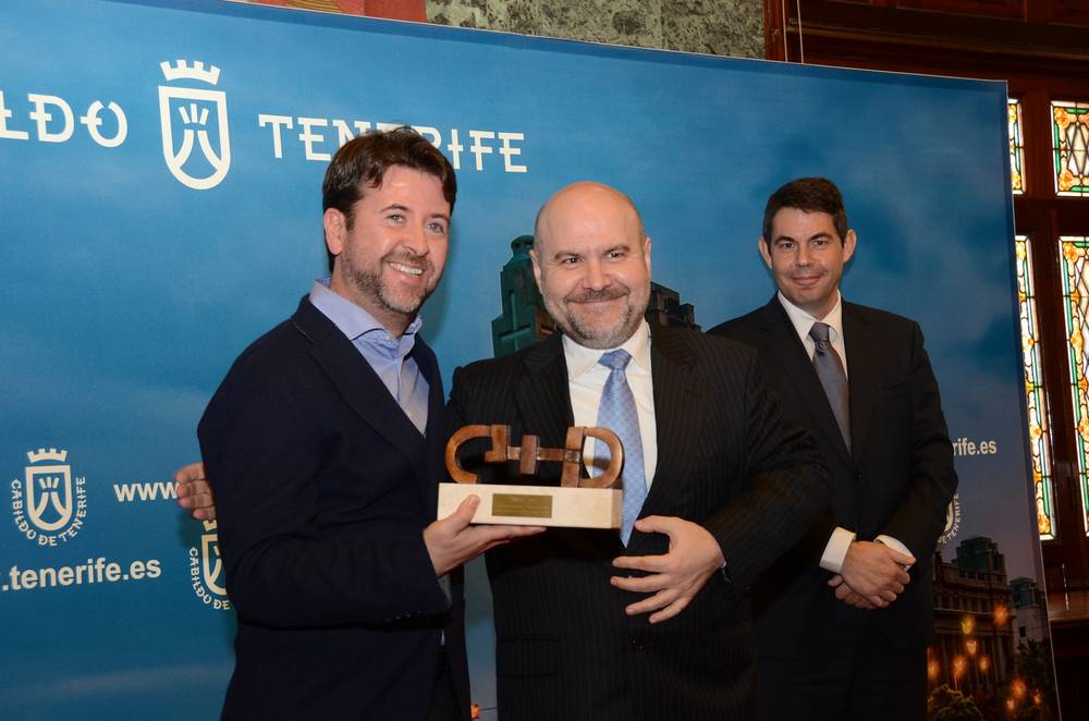 El presidente del Cabildo, Carlos Alonso, recoge el premio Cermi 2014.
