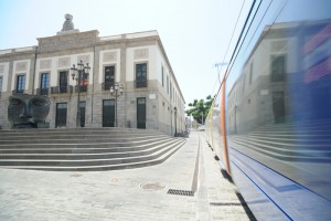 Tranvía circulando por delante del Teatro Guimerá.