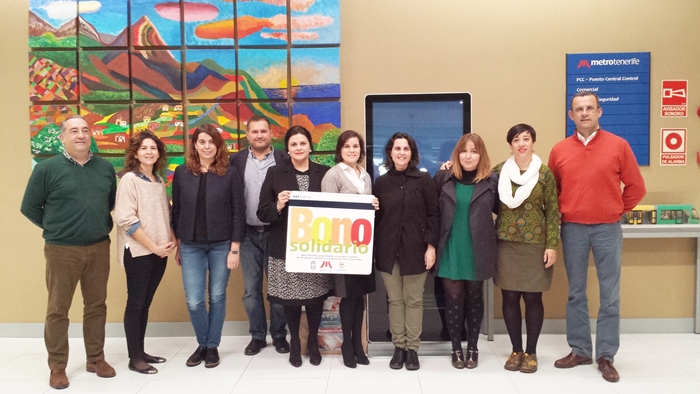 Responsables de Metrotenerife y de varias entidades sociales posan con el 'Bono Solidario' en la recepción de la sede del tranvía. 