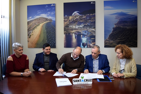 Autoridades de la Sociedad de Desarollo y Fifede firman el convenio de colaboración. 