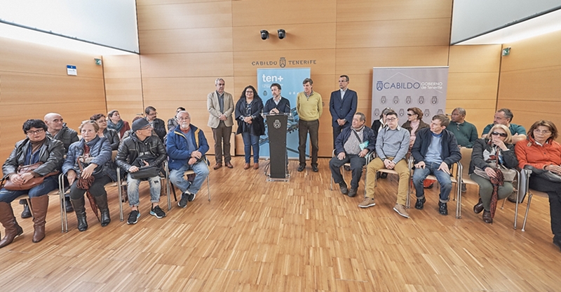 Autoridades del Cabildo de Tenerife, Metrotenerife y Titsa comparecen en el Salón de Plenos, acompañados de distintos colectivos de discapacidad y mayores.
