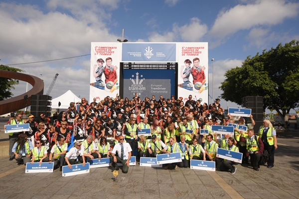 Participantes del campeonato de conductores de tranvías en el escenario.