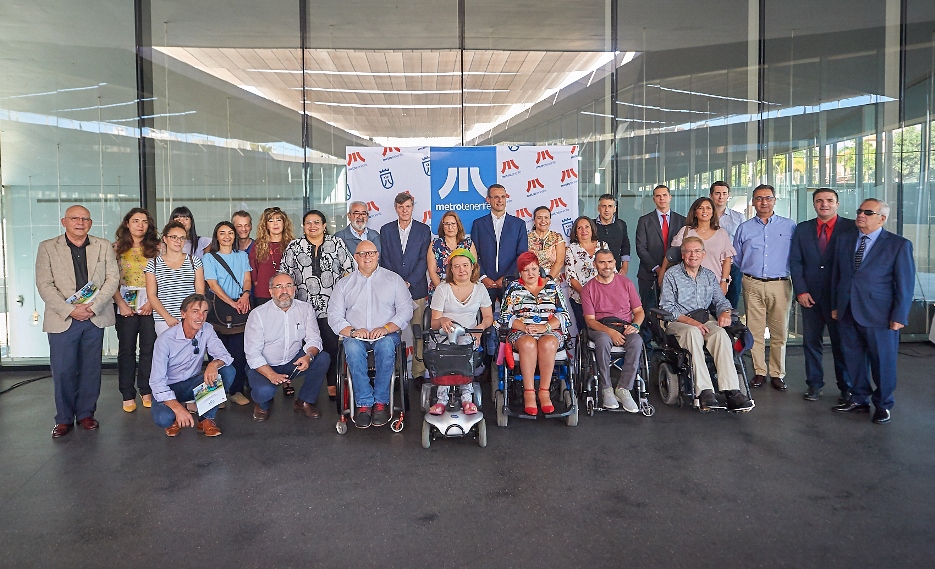 Autoridades de Cabildo y Metrotenerife acompañados por los representantes de los colectivos de la discapacidad.