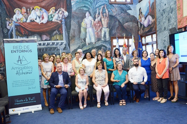 Autoridades y entidades galardonados con la distinción Amigables Alzheimer, en el Salón Noble del Cabildo de Tenerife.