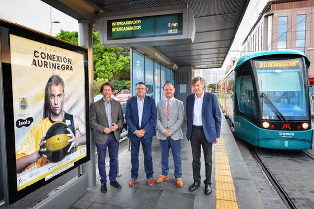 Autoridades del Cabildo, del Club Baloncesto Canarias y Publiservic en la parada Fundación junto a la imagen de la campaña del equipo aurinegro.