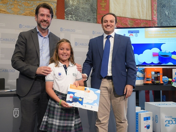Autoridades de Cabildo y Clece premian a alumna participante.