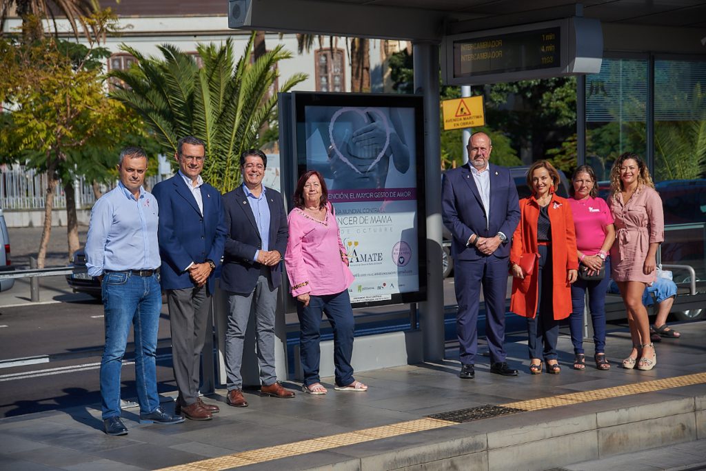 Autoridades del Cabildo Insular, Metrotenerife, Titsa, Ámate y Publiservic en la parada Fundación. 