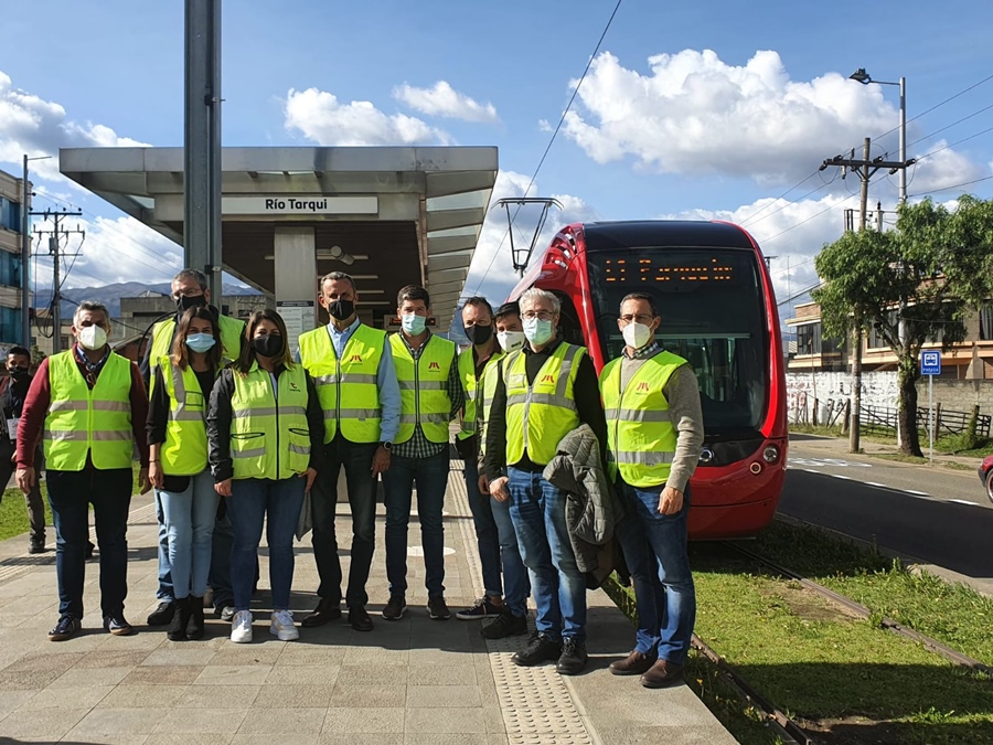 Técnicos de Metrotenerife y Tranvía de Cuenca en una de las paradas del metro ligero cuencano. 