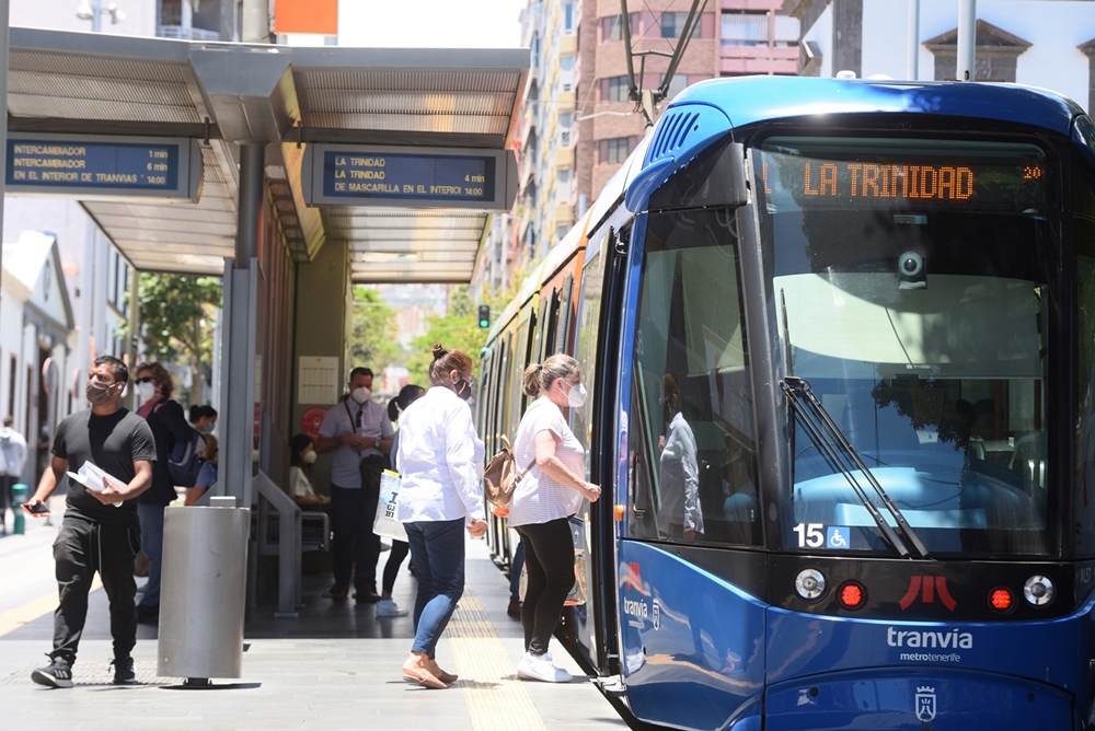 Usuarios en parada de tranvía. 