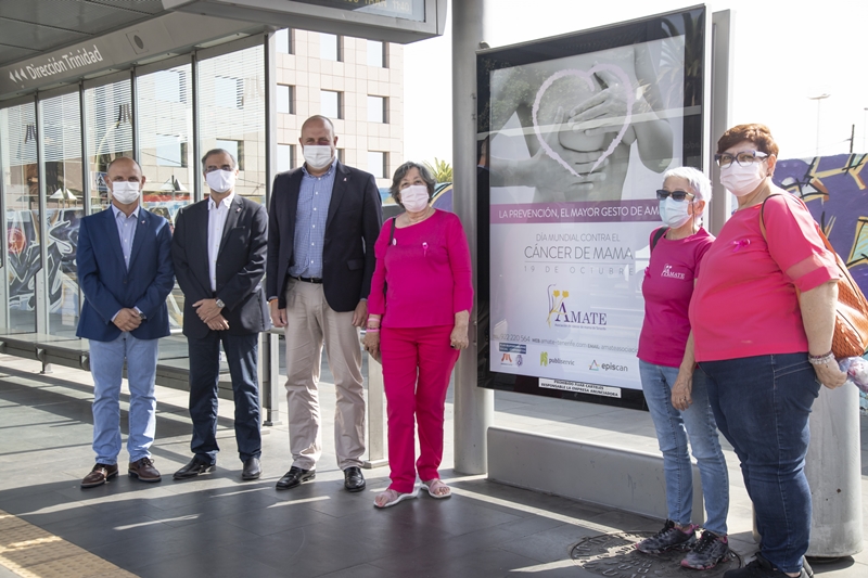 Autoridades de Cabildo, Metrotenerife, Ámate y Publiservic junto al cartel de la campaña en la parada Fundación.
