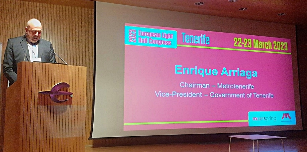 Enrique Arriaga comparece en el escenario para anunciar la celebración del Congreso en Tenerife.