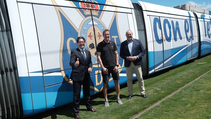 Autoridades del Cabildo, de Metrotenerife y del Club Deportivo Tenerife junto al tranvía rotulado.