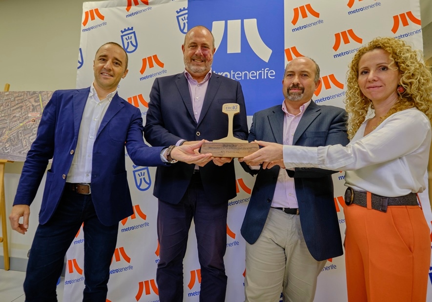 Autoridades del Cabildo de Tenerife y de Metrotenerife sostienen el premio.