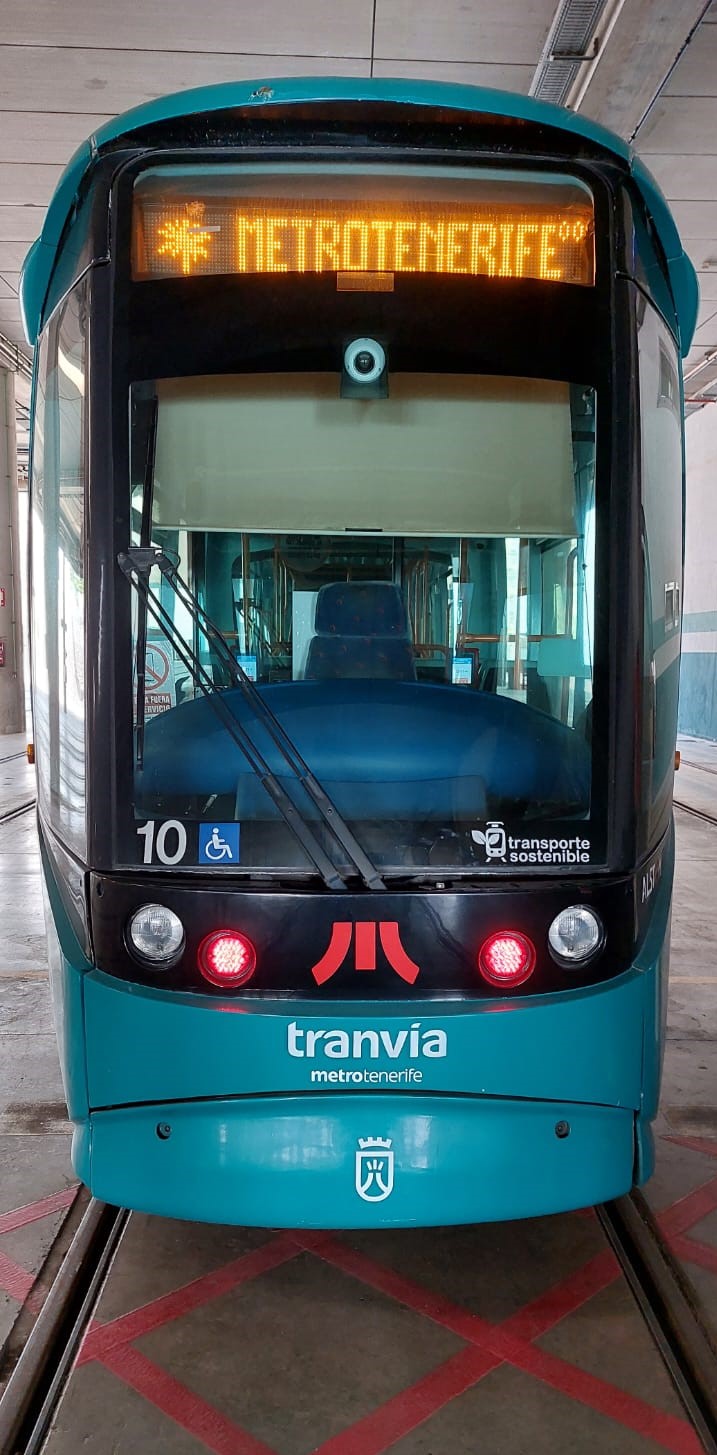 Tranvía con el distintivo Transporte Sostenible.