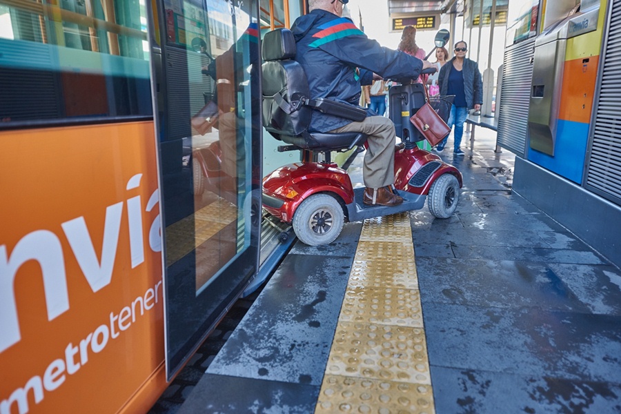 Persona con movilidad reducida saliendo del tranvía.