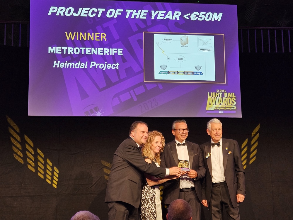 Autoridades de Metrotenerife recibiendo el premio en los Global Light Rail Awards.