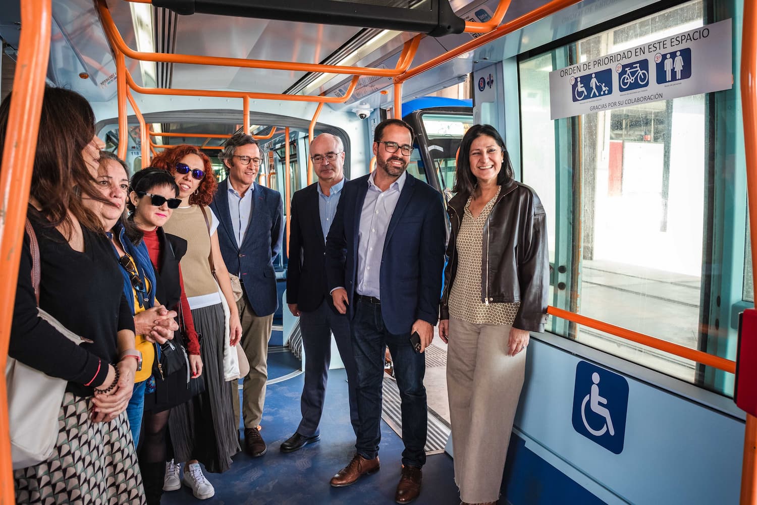 Autoridades del Cabildo, Metrotenerife y representantes de varios colectivos de personas con discapacidad en el interior de uno de los tranvías.