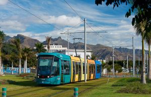 Tranvía sobre césped