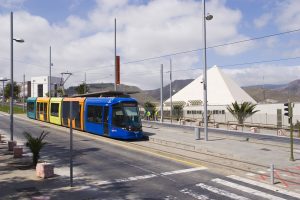 Tranvía a la altura del Campus de Guajara