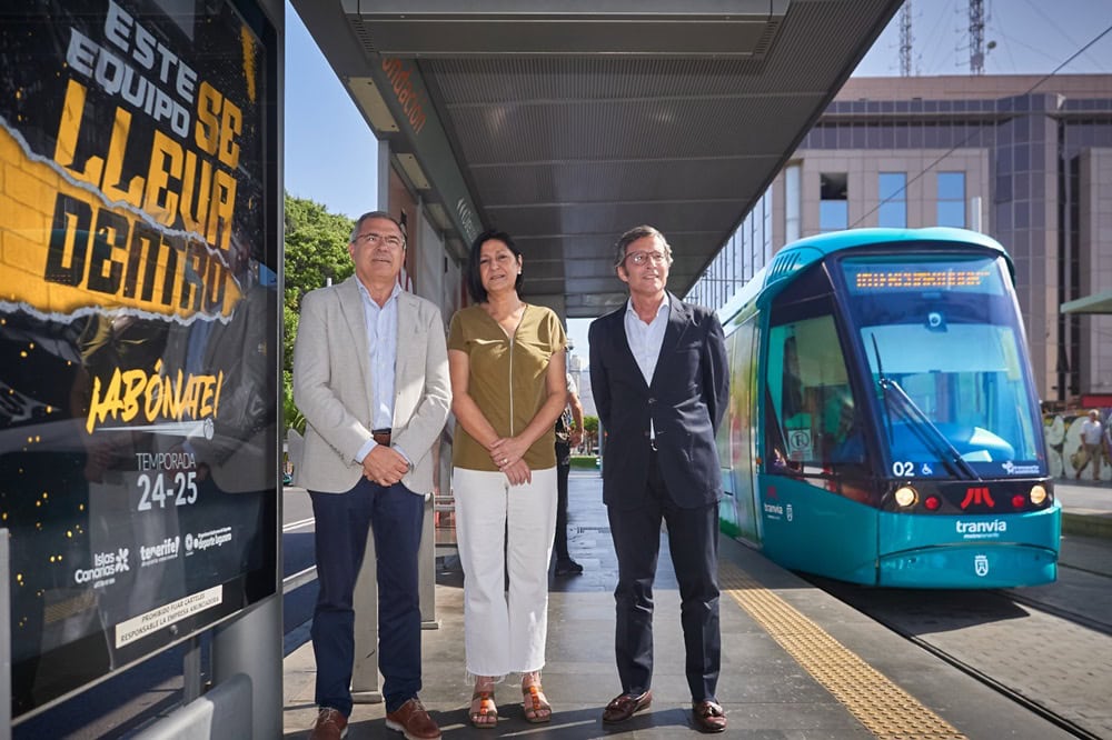 Autoridades de Cabildo, Metrotenerife y C. B. Canarias en parada Fundación con la imagen de la campaña. 