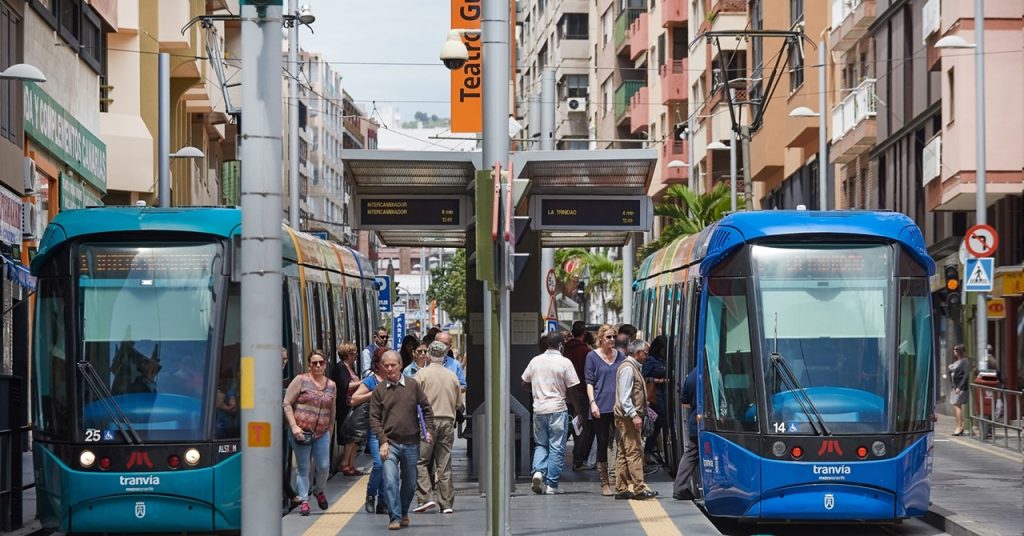 Usuarios en una de las paradas, accediendo y descendiendo de los tranvías. 