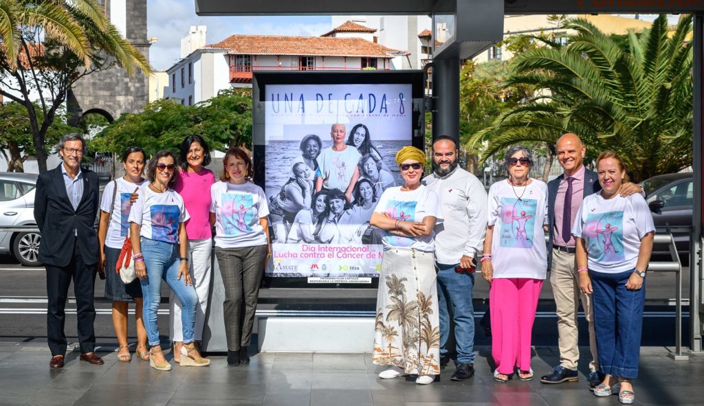 Autoridades del Cabildo, Metrotenerife, Ámate y Publiservic junto al cartel de la campaña en una parada del tranvía. 