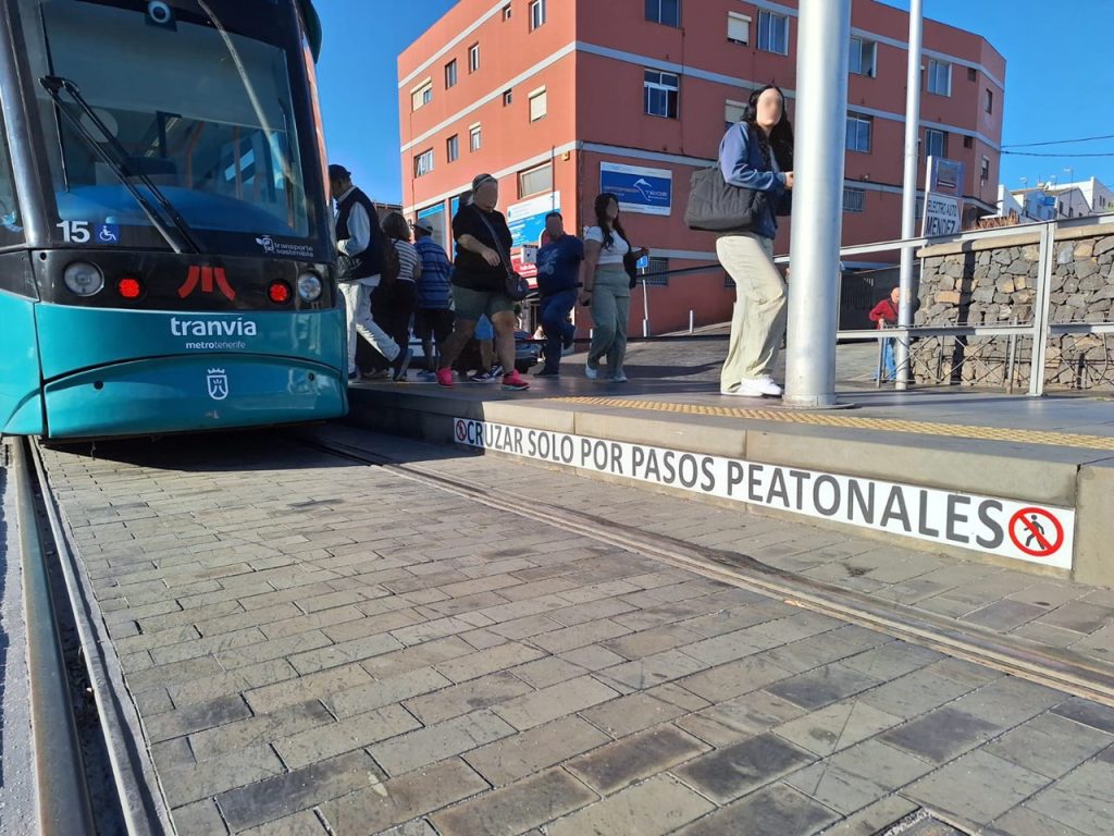 Señaletica de seguridad vial en una parada del tranvía. 
