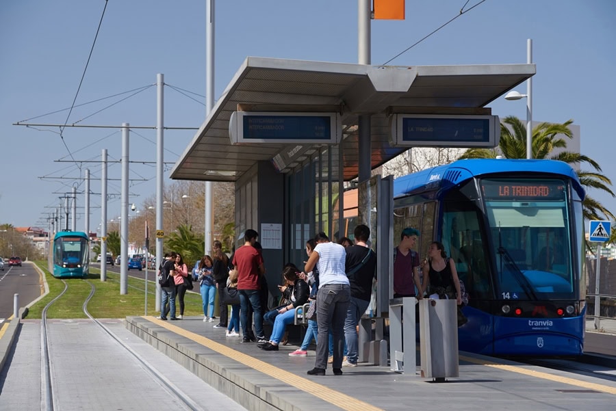 Usuarios en parada del tranvía. 