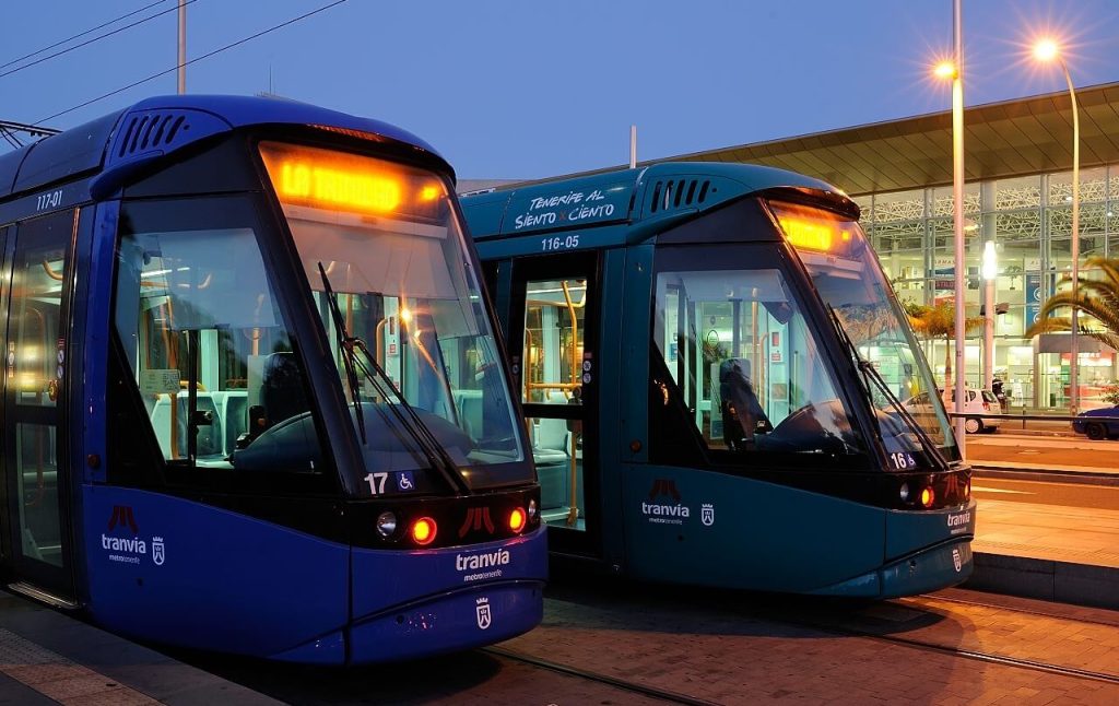 Tranvías estacionados en una parada.