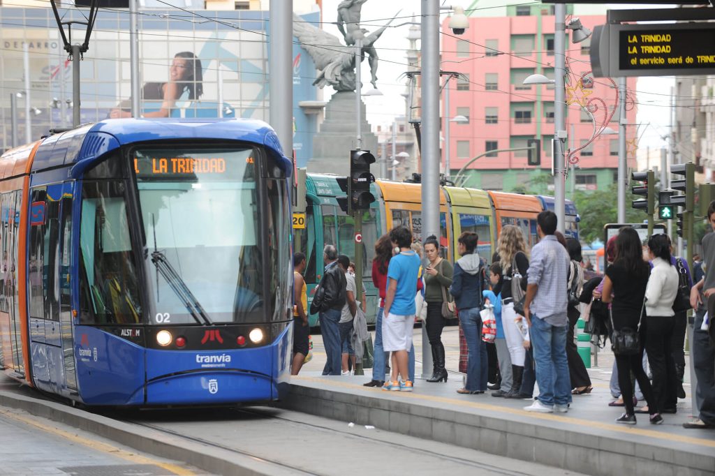 Usuarios en parada del tranvía.